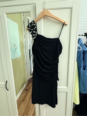 Maggy London Black One-Shoulder Ruched Cocktail Dress with Jeweled Strap